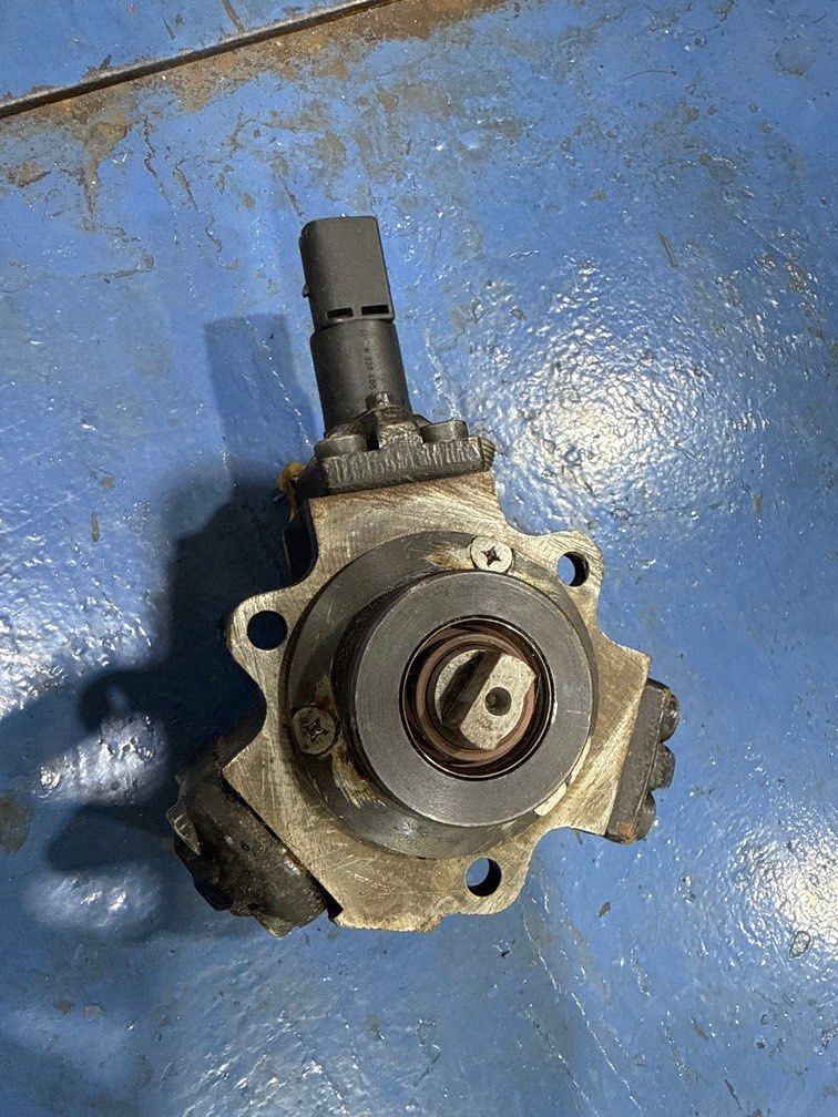 Mercedes-Benz Vito high-pressure pump showing mounting flange and connector