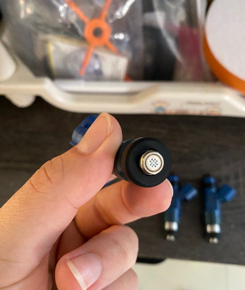 Side view of blue DeatschWerks 850cc Subaru fuel injector