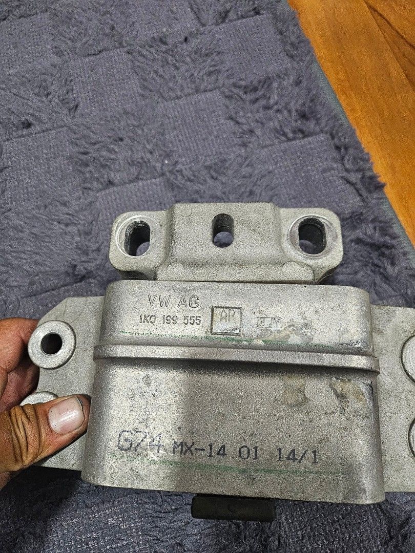 Audi TT Mk2 original engine mounting components