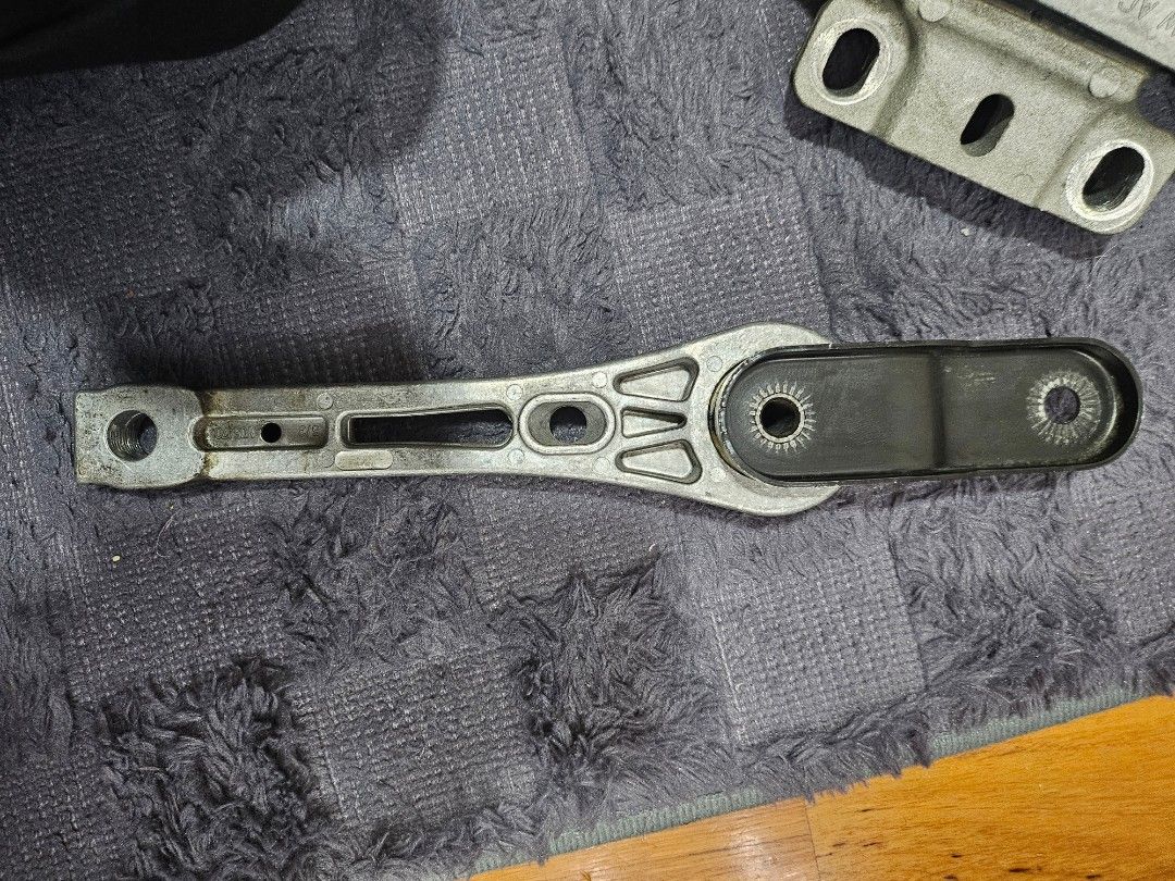 Audi TT Mk2 VW AG engine mount with 1K0 199 555 reference