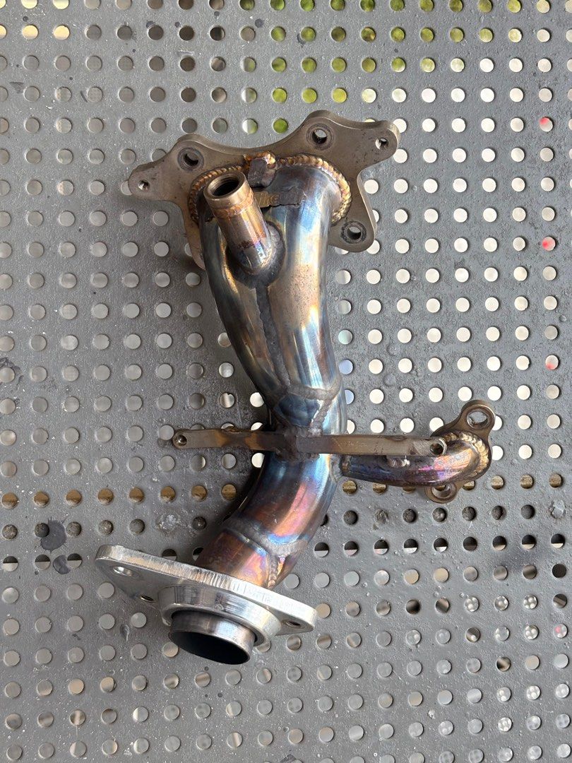 Close-up of Super Circuit header flange and sensor port