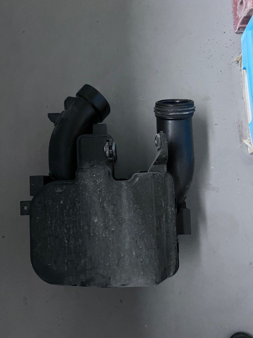 Rear view of Hyundai i30 PD bottom air box