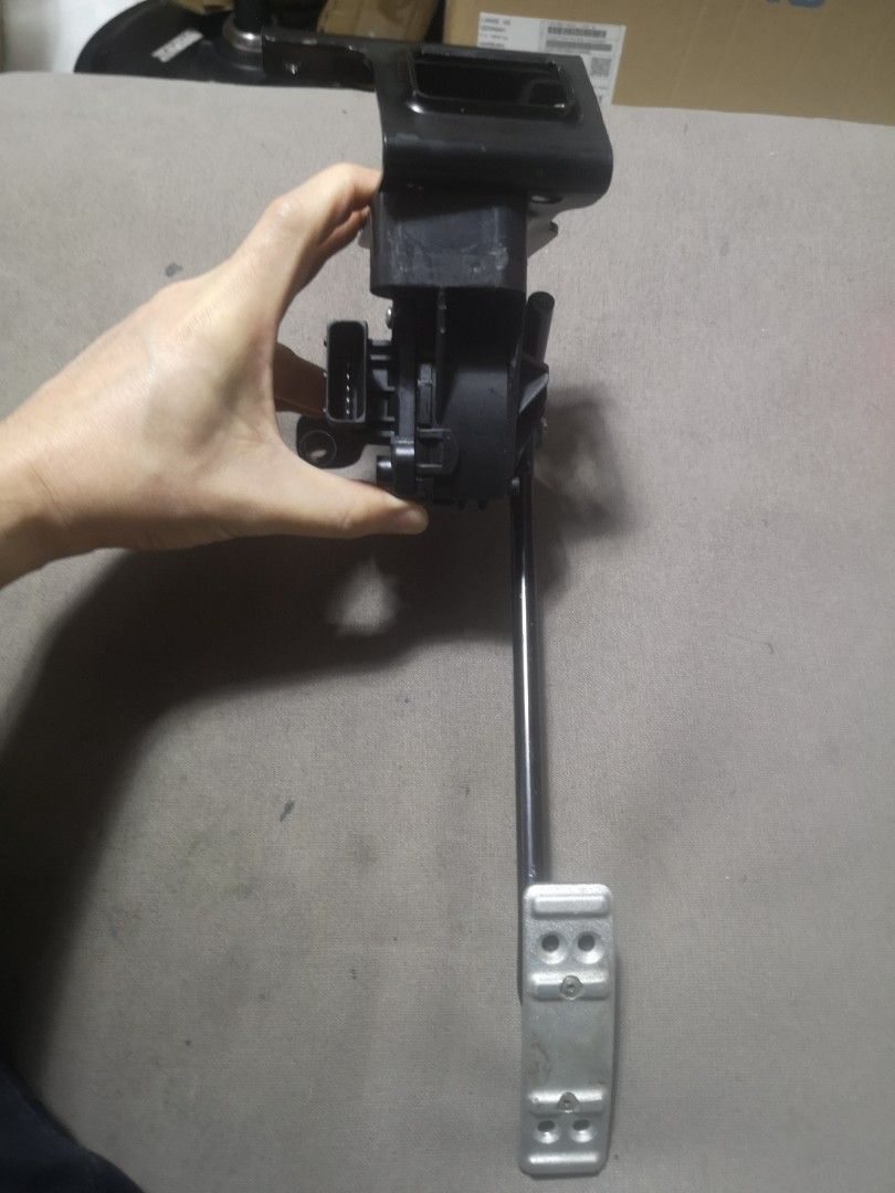 Lotus pedal sensor electrical connector close-up